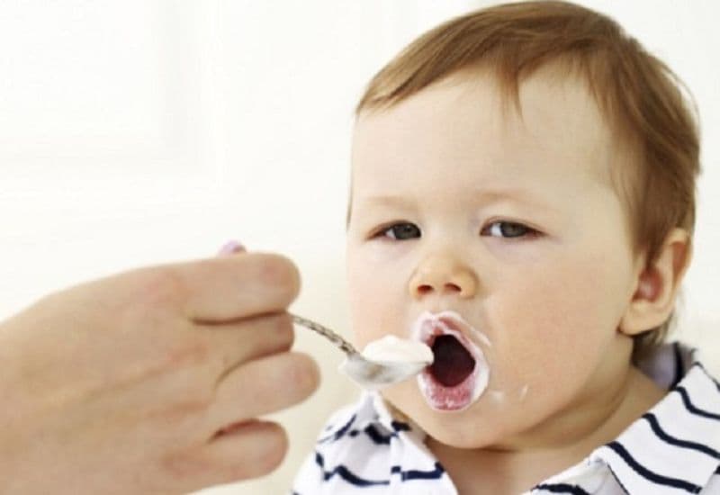 Sữa chua không đường là lựa chọn tốt giúp cải thiện đường ruột, nên được thêm vào thực đơn cho trẻ rối loạn tiêu hoá.