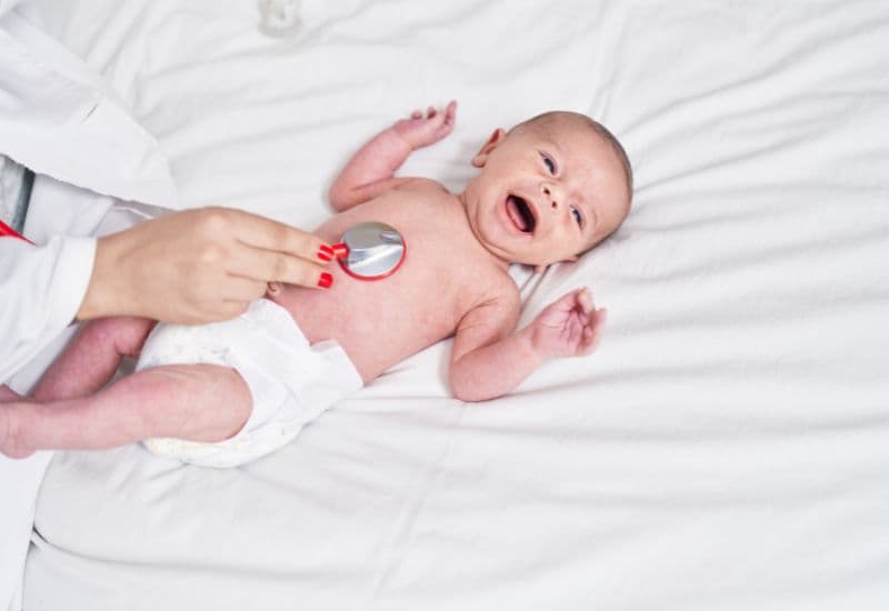 Trẻ sơ sinh bị bón mẹ nên ăn gì? - Khi nào mẹ cần đưa trẻ sơ sinh bị bón đi khám?