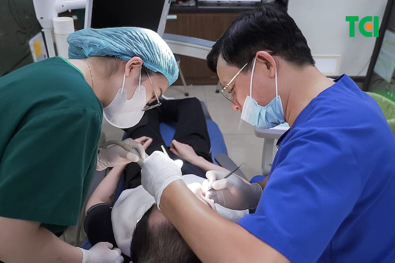 Trồng răng cửa cần lưu ý vệ sinh răng miệng đúng cách và khám nha khoa định kỳ