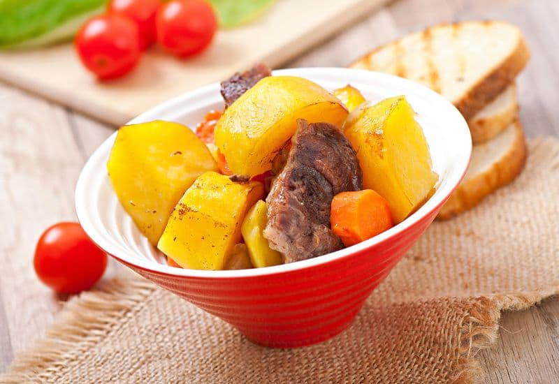 Ung thư máu có nên ăn thịt bò - Bữa tối gợi ý với thịt bò cho người bệnh ung thư máu là súp thịt bò hầm khoai tây, cà rốt và cần tây.