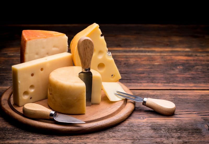 Ung thư phổi có ăn được thịt chó không - Phô mai cung cấp vitamin D, hỗ trợ hấp thụ canxi, bảo vệ xương - quan trọng vì điều trị ung thư có thể gây loãng xương.