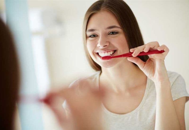 Thói quen chăm sóc răng miệng đúng cách giúp giảm nguy cơ mắc viêm lợi đau răng.