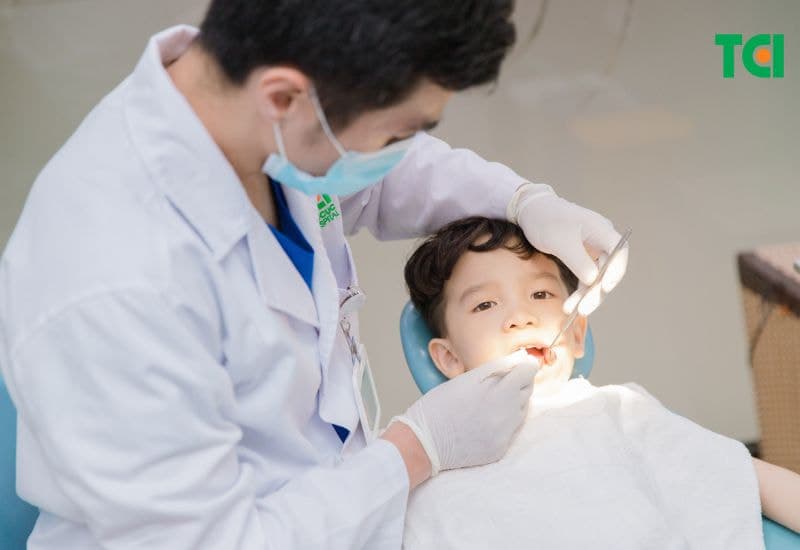 Nên đưa trẻ đi khám răng định kỳ là cách chăm sóc răng miệng cho bé 2 tuổi hiệu quả