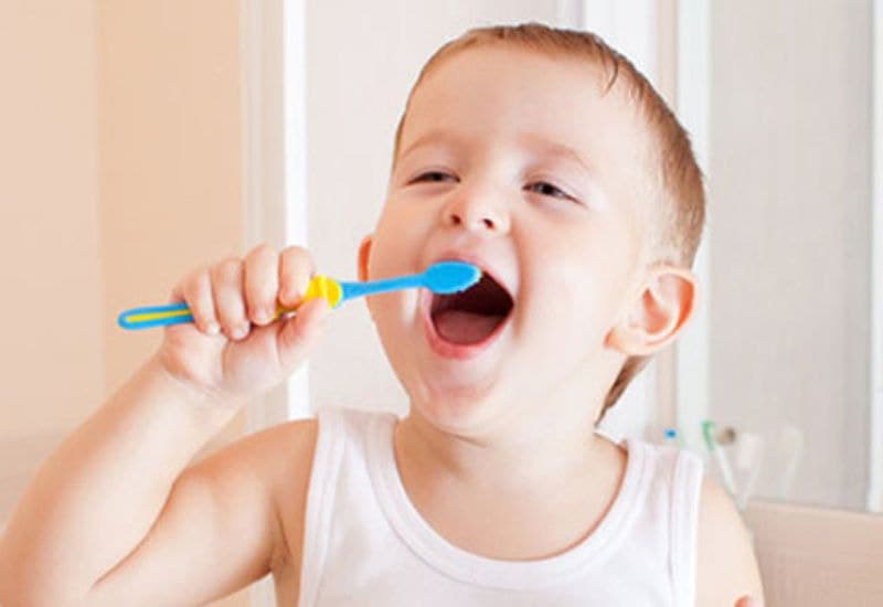Rèn thói quen vệ sinh răng là bước quan trọng trong chăm sóc răng miệng cho bé 2 tuổi.