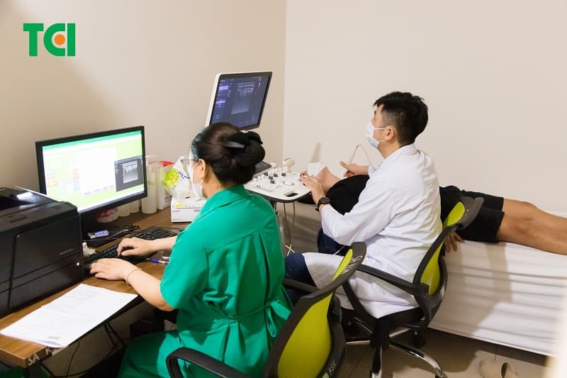 Khi doanh nghiệp tổ chức khám sức khỏe tập thể, nhân viên được hưởng lợi từ các gói khám ưu đãi với chi phí thấp