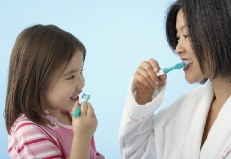 Biện pháp phòng tránh cho trẻ 3 tuổi bị viêm lợi là hướng dẫn trẻ vệ sinh đúng cách.