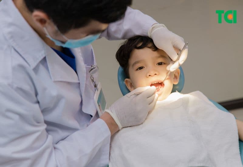 Trẻ 3 tuổi bị viêm lợi kéo dài hãy đưa trẻ đi thăm khám để điều trị kịp thời