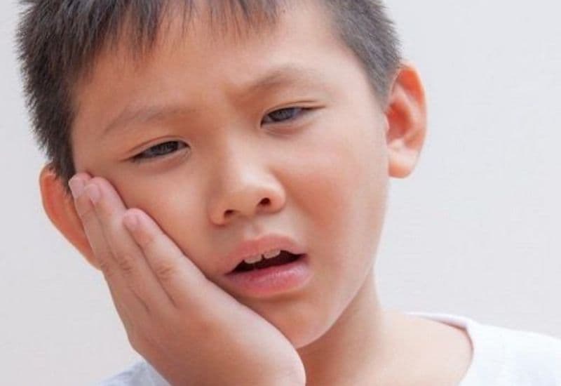 Có nhiều biểu hiện nhận biết khi trẻ em sâu răng hàm, chẳng hạn như xuất hiện đốm đen, lỗ nhỏ trên răng, hơi thở có mùi