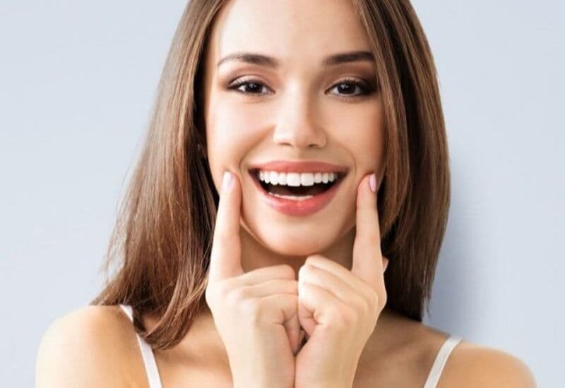 Bọc răng sứ là phương pháp thẩm mỹ được nhiều người ưa chuộng hiện nay.