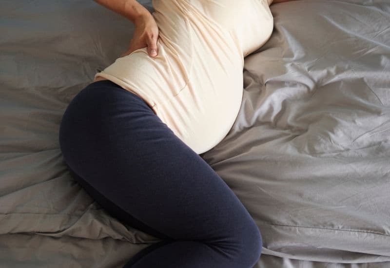 Đau lưng khi mang thai - Cách giảm đau lưng an toàn tại nhà khi mang thai