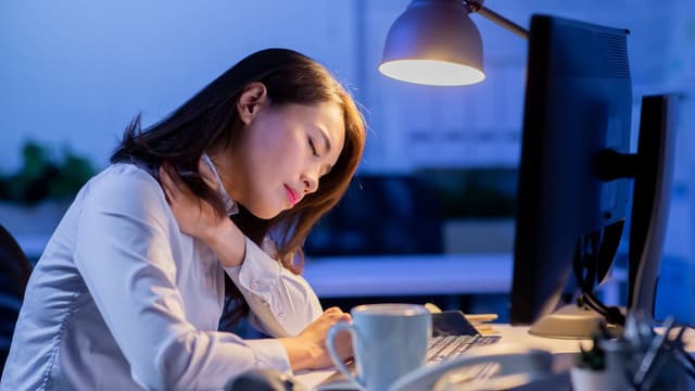 Các bệnh lý văn phòng tiềm ẩn khi đi khám sức khỏe cho nhân viên