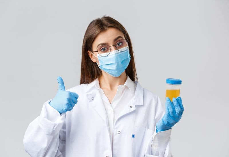 Màu nước tiểu khi mang thai như thế nào là bình thường?