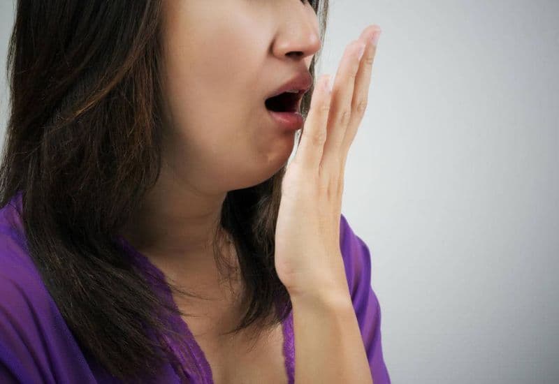 Viêm áp xe chân răng thường biểu hiện bằng mùi hôi trong miệng.