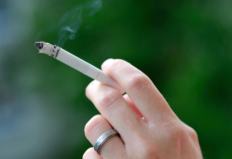 Nguyên nhân phổ biến khiến cao răng màu đen