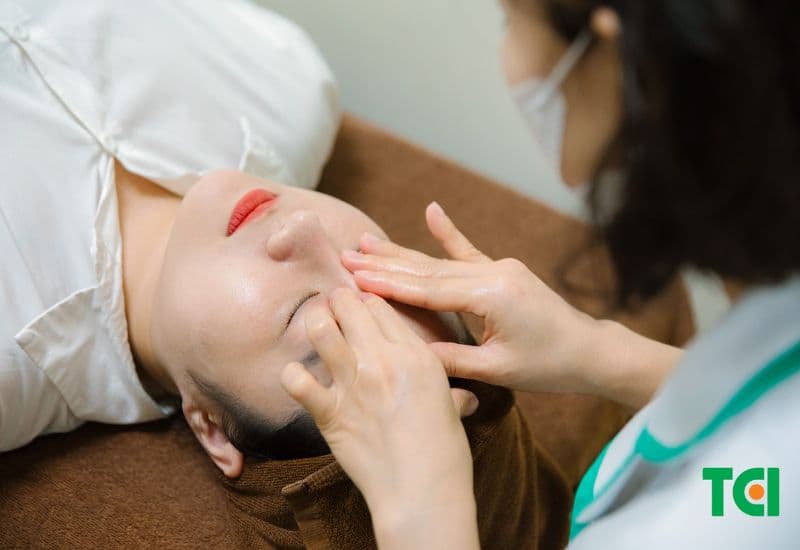 massage mắt hỗ trợ cải thiện nhẹ tình trạng mắt sụp mí