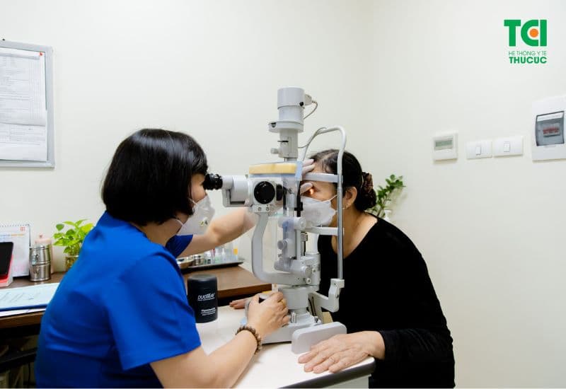 Cách điều trị và kiểm soát thoái hóa võng mạc