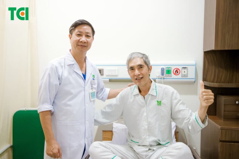 sự thấu hiểu và sẻ chia và ôn lại quá khứ giữa những con người từng đi qua chiến tranh