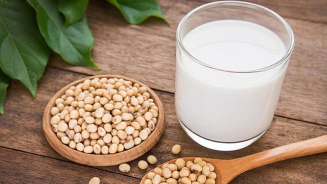 Trẻ uống sữa đậu nành có dậy thì sớm không?