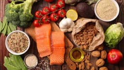 Bị bệnh thoái hóa chất trắng nên ăn gì?