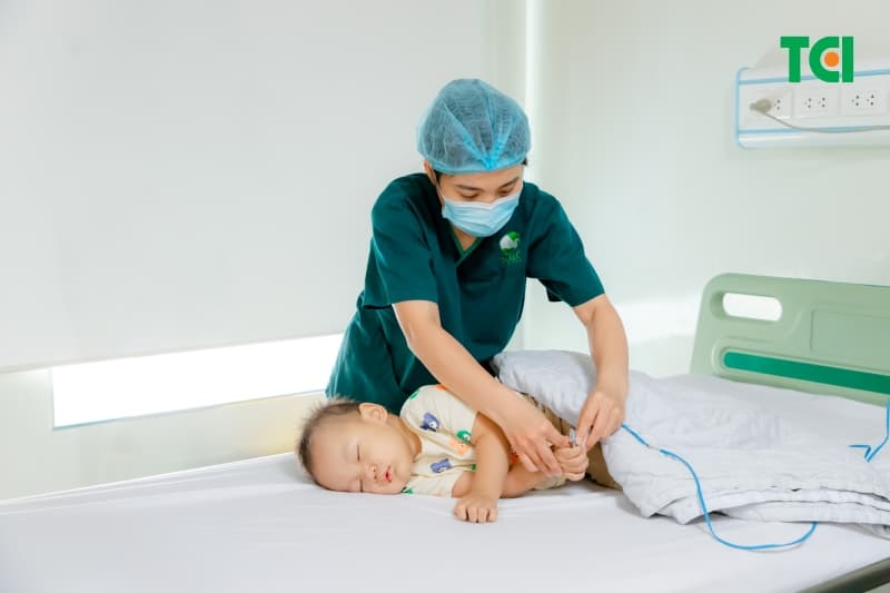 Cắt thắng lưỡi giúp khắc phục triệt để tình trạng khó bú, ăn chậm và ngăn ngừa nguy cơ thấp còi ở trẻ (Nguồn: TCI)