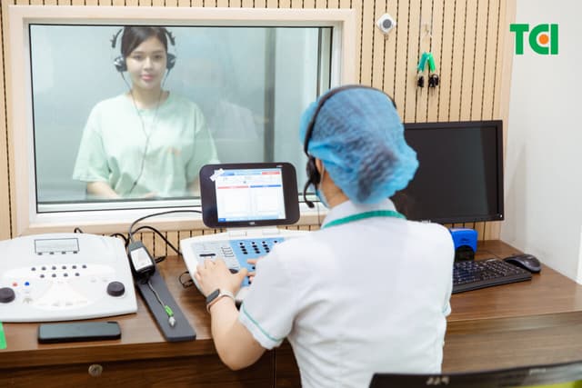 Tiếng “ve kêu” đeo bám: Giải pháp cho chứng ù tai, mất ngủ