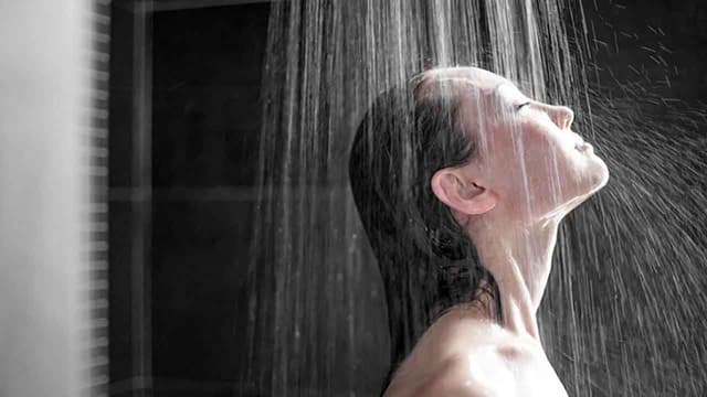 Khỏi sốt xuất huyết bao lâu thì được tắm?