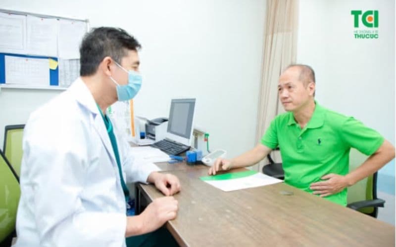 nước tiểu màu vàng đậm có mùi hôi