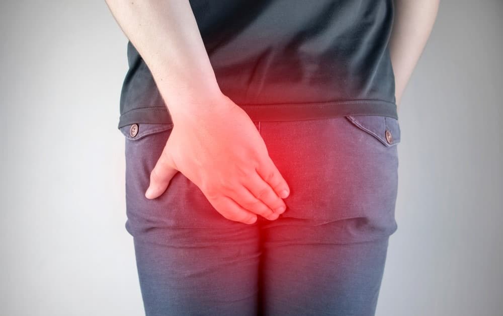 “Người bệnh bị đau rát vùng hậu môn – triệu chứng thường gặp của nứt kẽ hậu môn trong giai đoạn tổn thương chưa lành.”