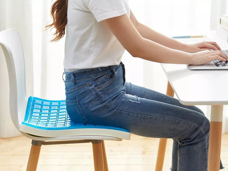 Sử dụng nệm lót ghế được làm từ mút hoạt tính để giảm áp lực lên vùng xương chậu và hậu môn khi ngồi làm việc lâu (Ảnh minh họa)