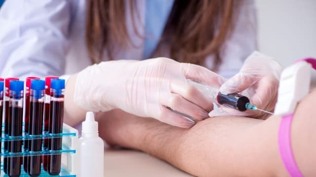 Xét nghiệm máu có phát hiện suy thận không?