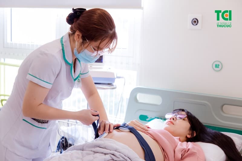 bà bầu bị khó thở hụt hơi tháng đầu