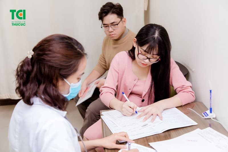 bà bầu bị khó thở hụt hơi tháng đầu