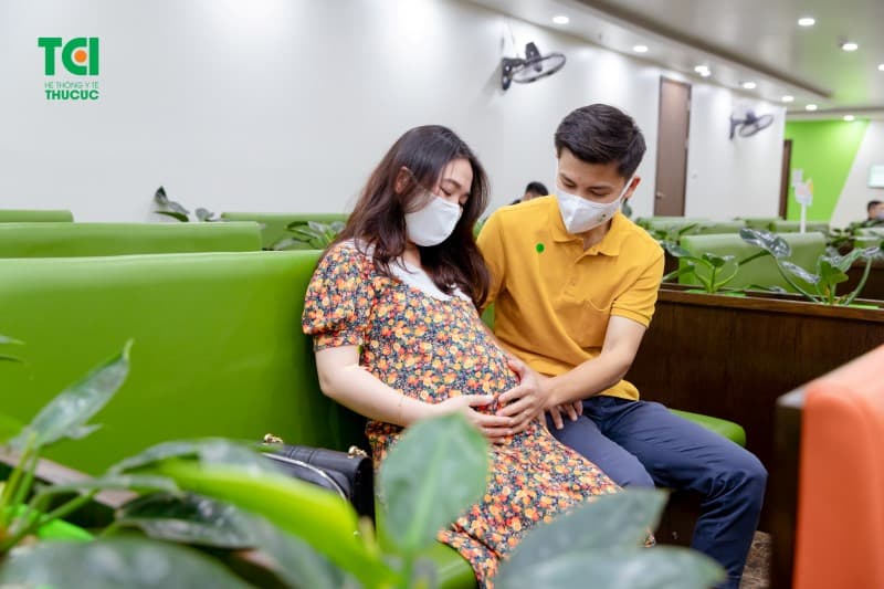 cách làm giảm phù chân khi mang thai