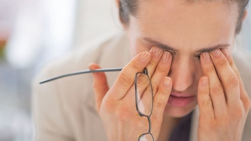 vật nhọn đâm vào mắt