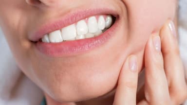 Làm sao để hết nghiến răng khi ngủ ở người lớn và trẻ em?