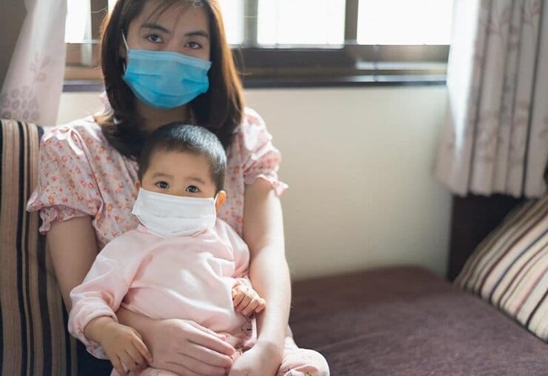 mẹ bị cảm cúm có cho con bú được không