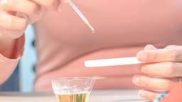 Nước tiểu bà bầu màu gì, có thay đổi trong suốt thai kỳ?