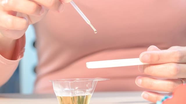 Nước tiểu bà bầu màu gì, có thay đổi trong suốt thai kỳ?