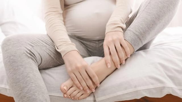 Phù chân khi mang thai 3 tháng cuối
