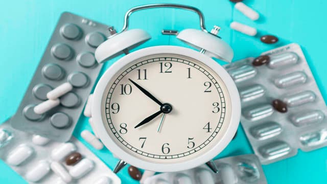 Thuốc kháng sinh uống cách nhau mấy tiếng?