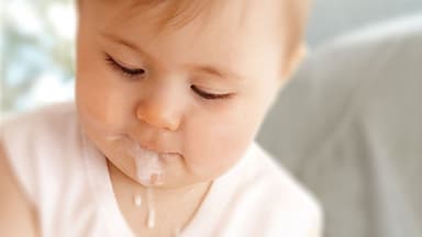 Trẻ uống kháng sinh bị nôn phải làm sao?