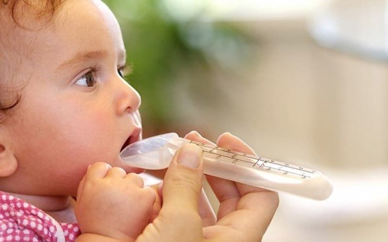 trẻ uống kháng sinh bị nôn phải làm sao