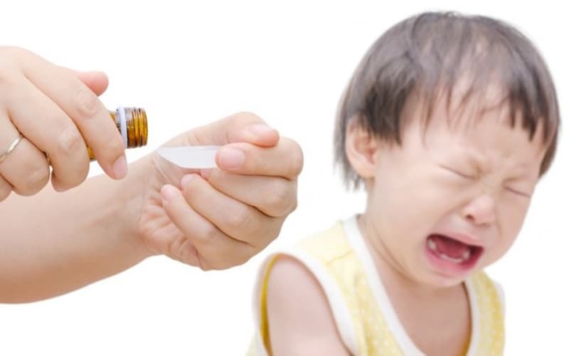 trẻ uống kháng sinh bị nôn phải làm sao