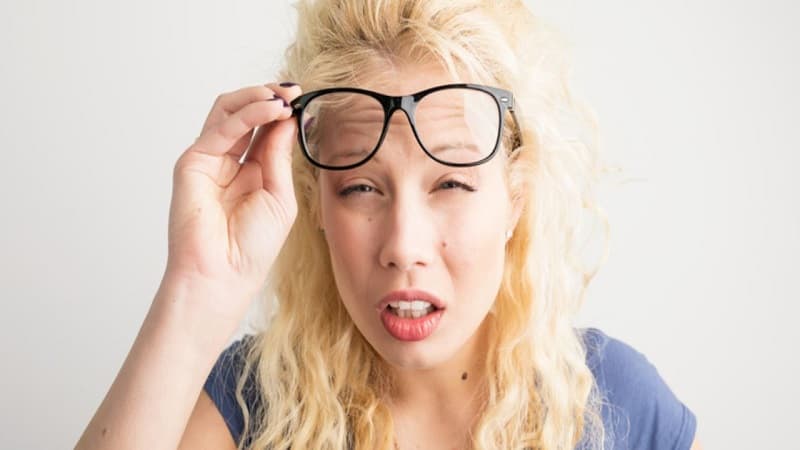 vật nhọn đâm vào mắt