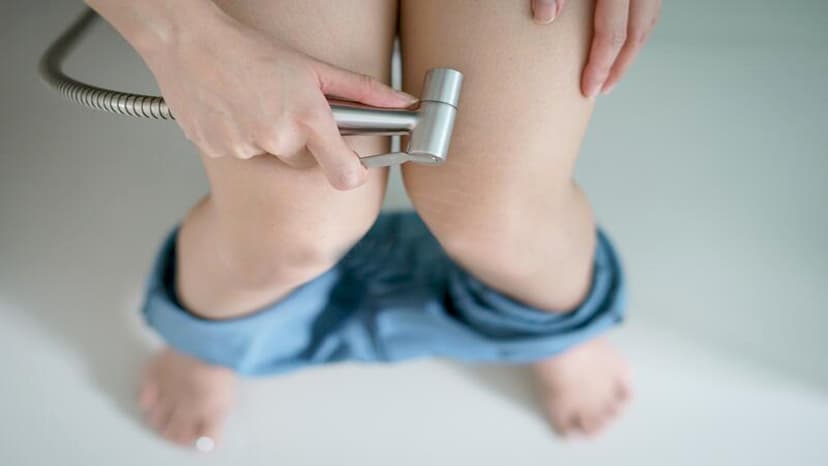 Bơm, xịt nước vào hậu môn có sao không?