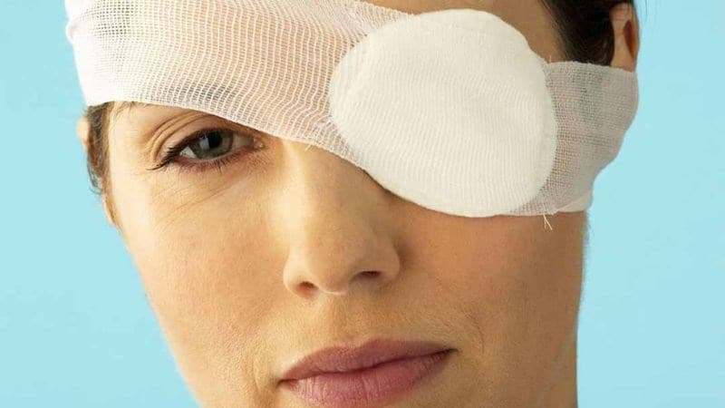 vật nhọn đâm vào mắt