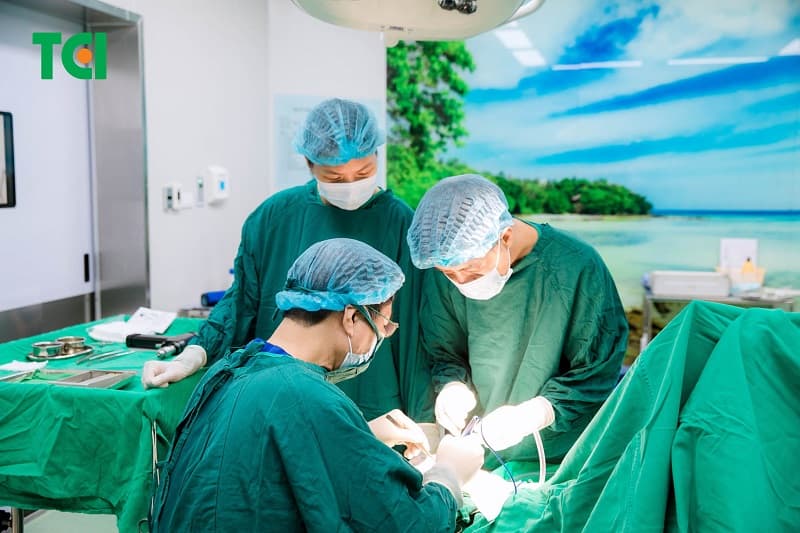 cắt lọc khâu vết thương rách da đầu