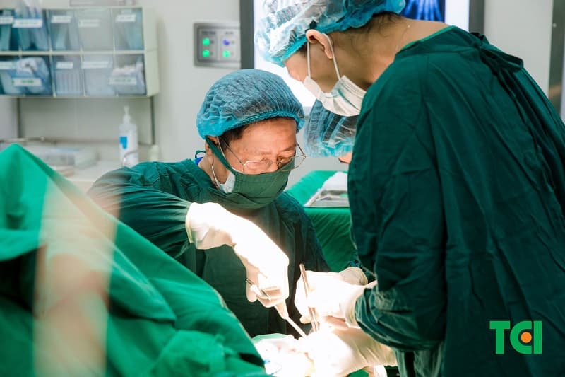 cắt lọc khâu vết thương rách da đầu