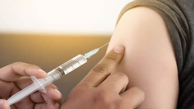 Đang rối loạn tiêu hóa có tiêm phòng được không?