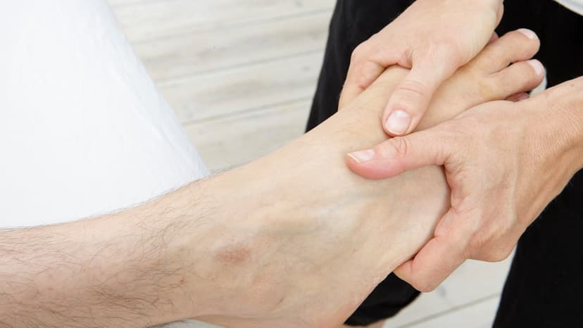 U mỡ ở chân có nguy hiểm không? Điều trị thế nào?